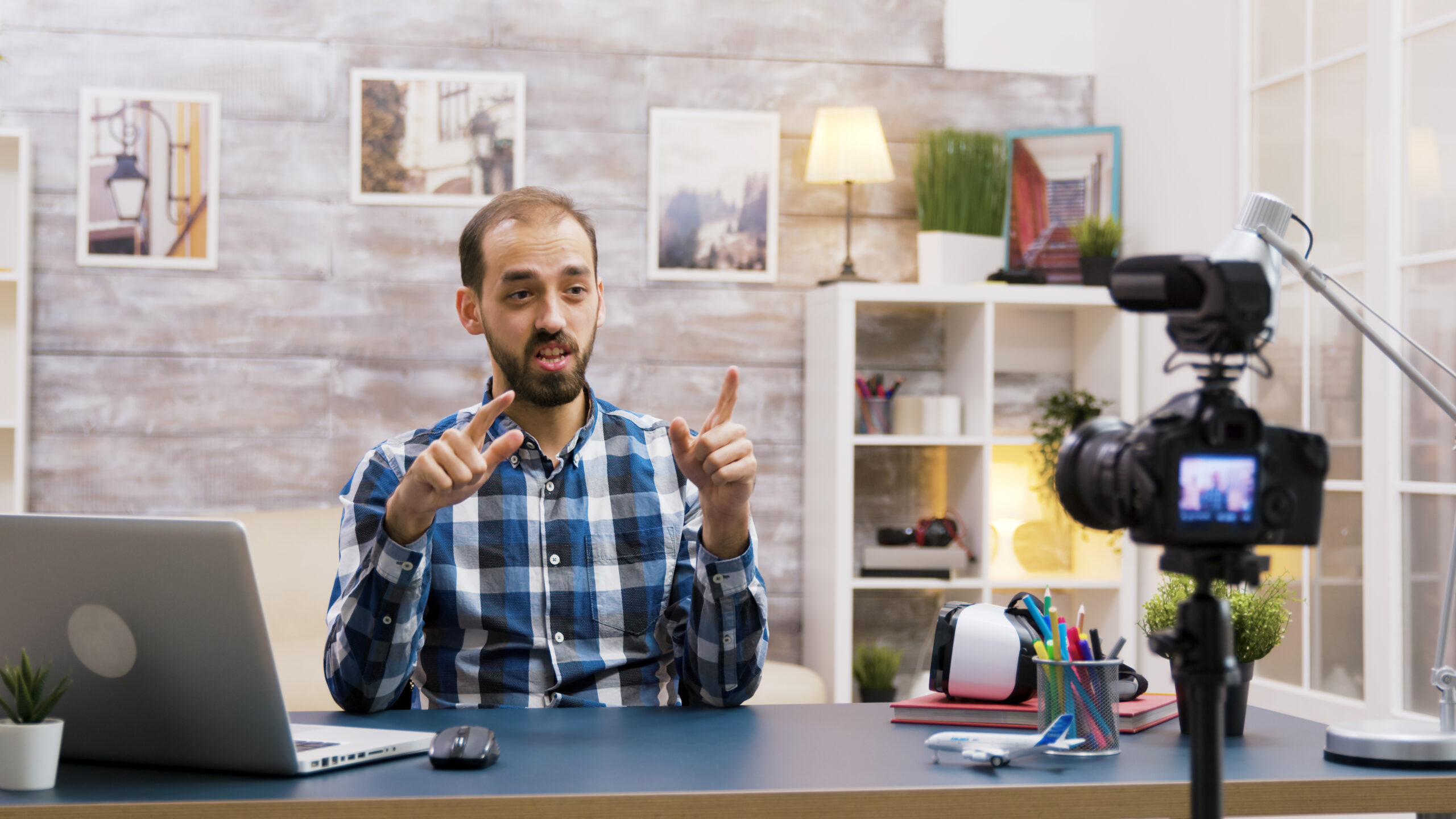 How to Pitch Yourself to Brands as a UGC Creator (Even With a Small Following)